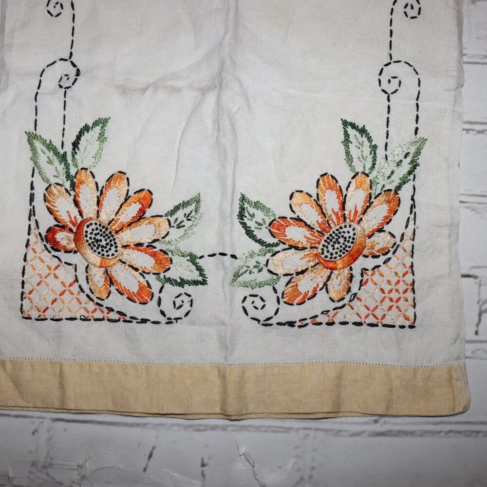 🌼 Vintage Embroidered Table Runner · 15